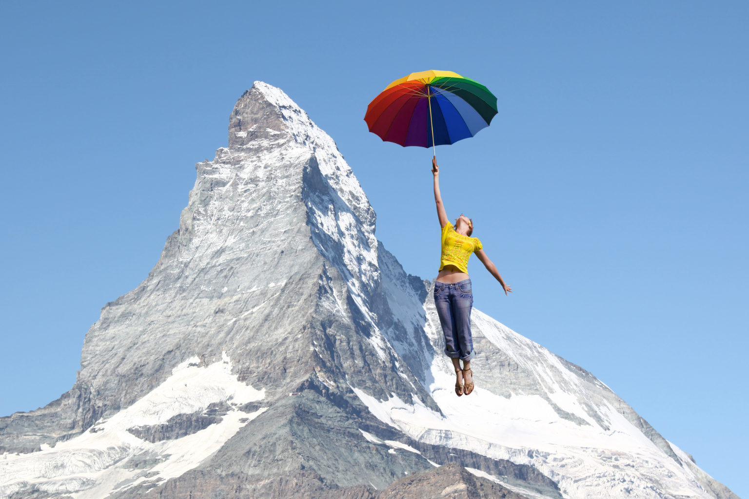 Arbeitsplatz mit rotem Notizbuch mit Schweizer Kreuz und Studienleitfaden zur Gesundheitsförderung